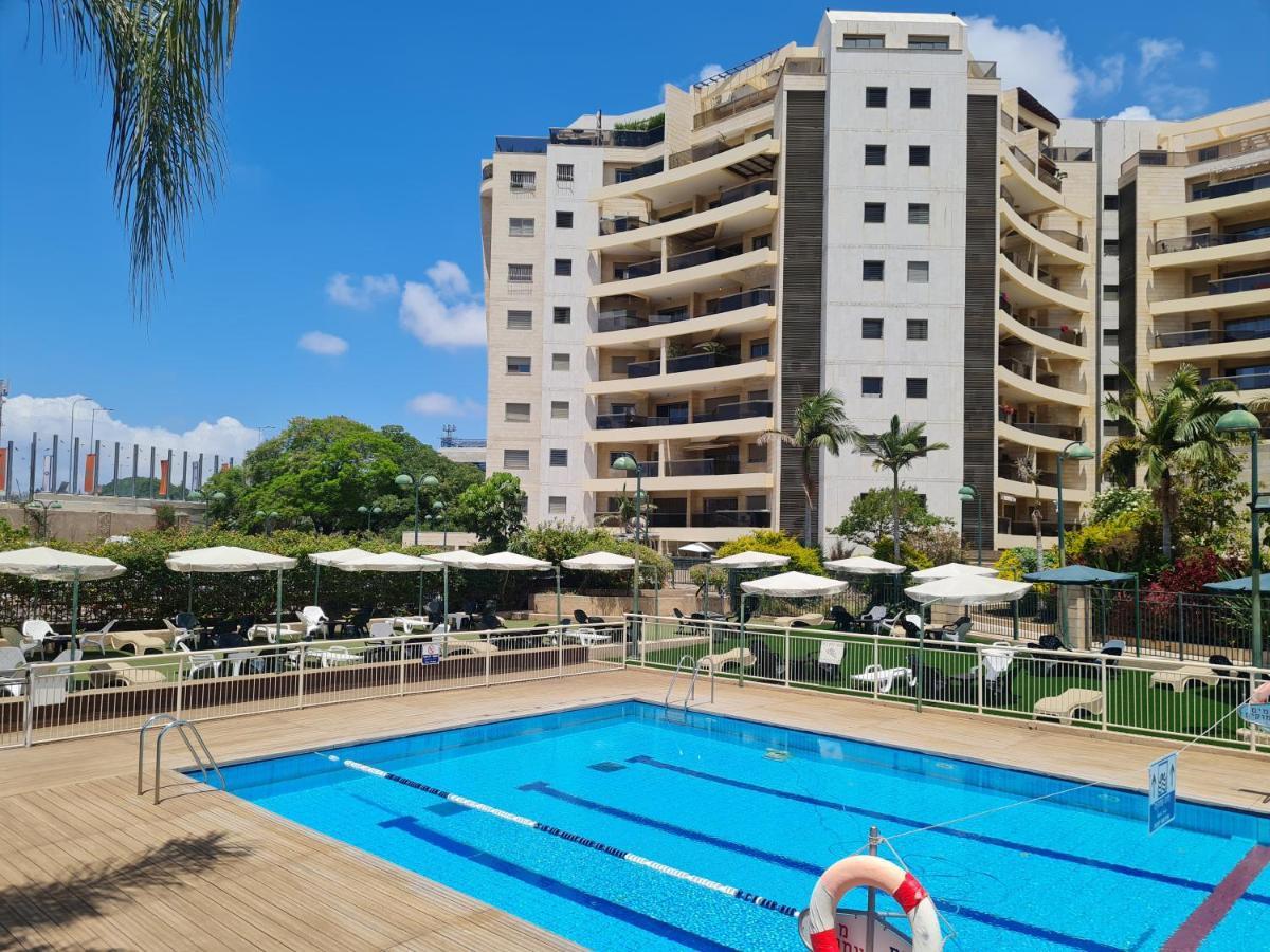 A Dream Place In Raanana, Up To 5 Guests - Swimming Pool - Jacuzzi & Gym Exterior photo